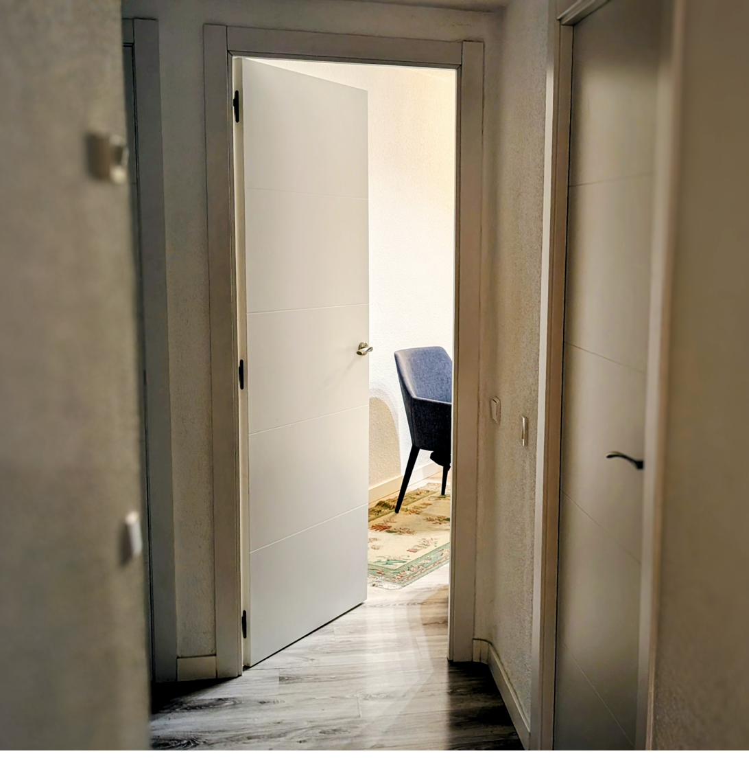 Porte ouverte sur une salle de consultation du cabinet de psychologie à Madrid