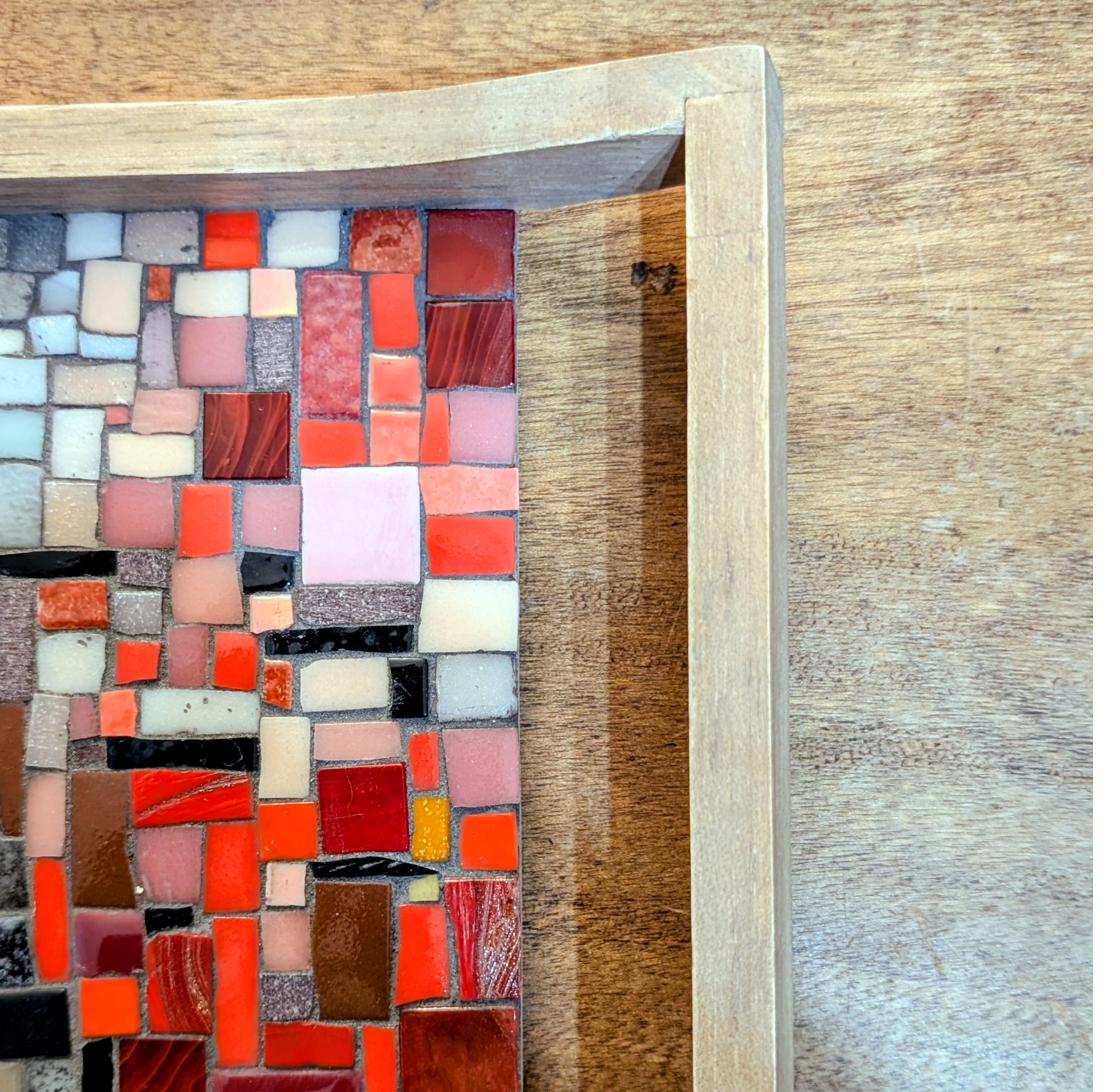 Détail décoratif du cabinet de psychologie à Madrid, plateau en mosaïque